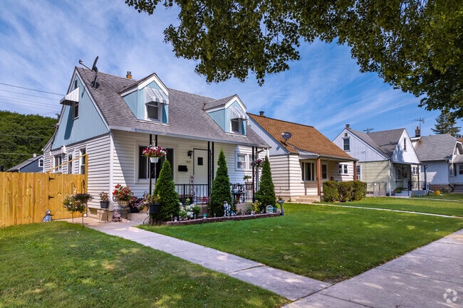 Cape Cod style homes are commonly seen in the Johnson's Woods neighborhood.