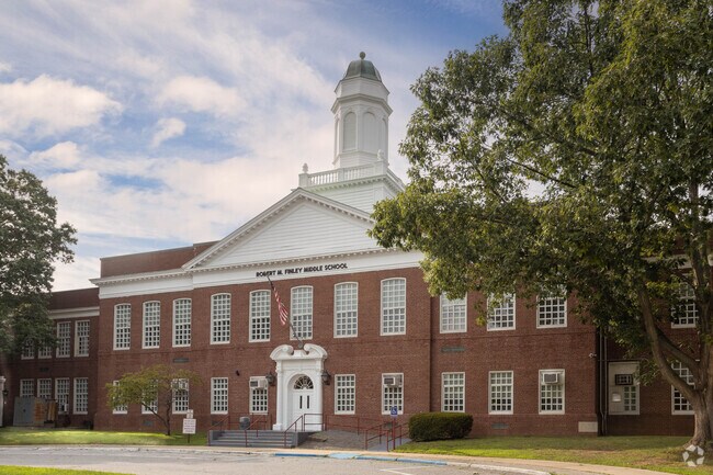 There are approximately 725 students at the Robert M Finley Middle School in Glen Cove, NY.