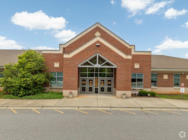 Longview Elementary School welcomes students of the Hickory area.