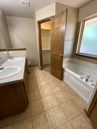 1609 Tara Dr, Moore, OK 73160