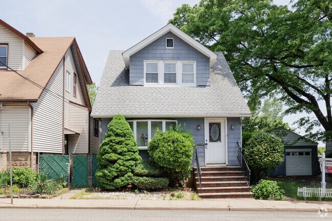 Older cottage style homes can also be found in Edgewater, NJ.