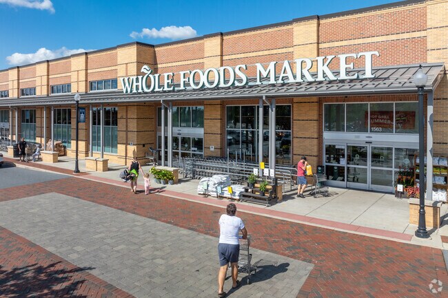 Blossom Hill shoppers can head to Whole Foods for everyday grocery needs.
