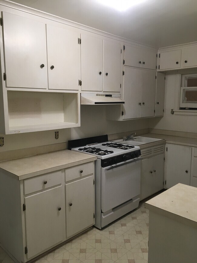 2103 Olive St, Cedar Falls, IA 50613 - photo 3