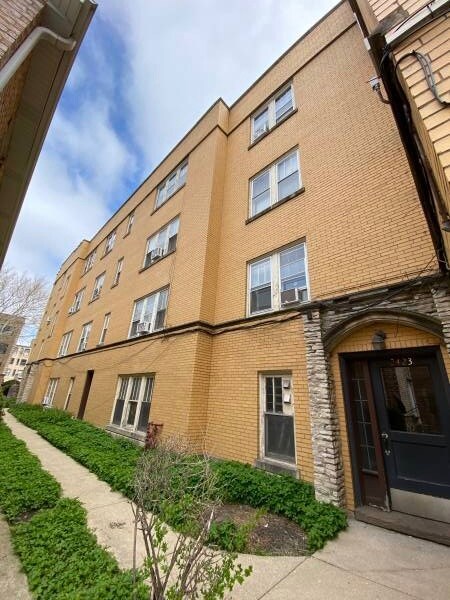 2421 W Lunt Ave, Chicago, IL 60645
