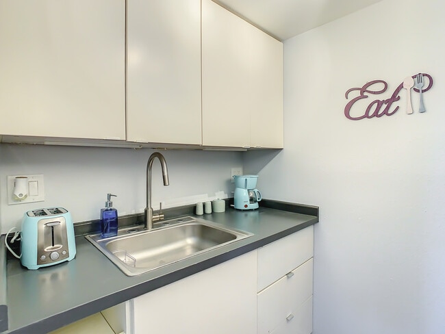 4145 Dolphin Dr unit 4145, Tampa, FL 33617 - photo 6