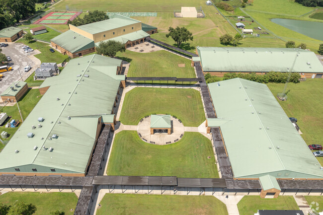Belleview Middle School has a beautiful campus with a courtyard for students and faculty.