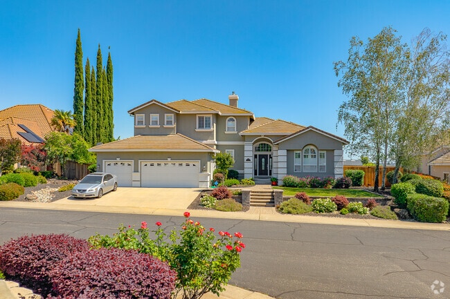 Large lots and spacious homes are frequent in the Sunset Whitney  neighborhood.