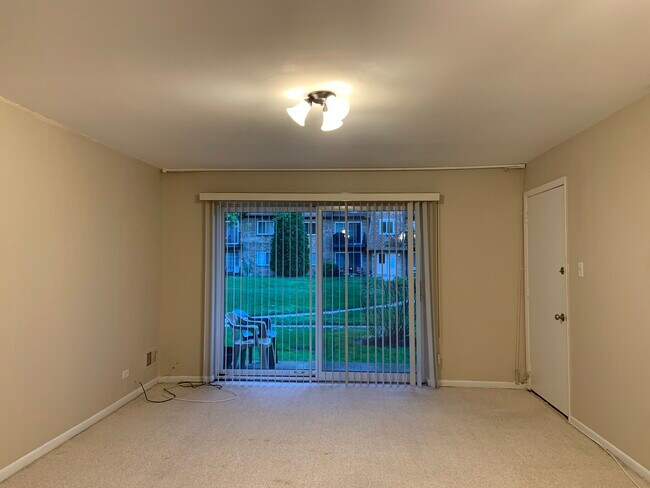 9422 Bay Colony Dr unit 1W, Des Plaines, IL 60016 - photo 2