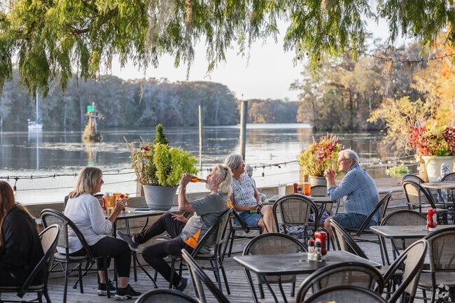Families in Wachesaw Plantation enjoy eating outdoors at Walter's at Wacca Wache Marina.