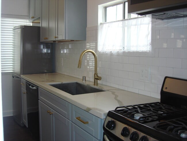 6105 Monterey Rd unit Front, Los Angeles, CA 90042 - photo 2