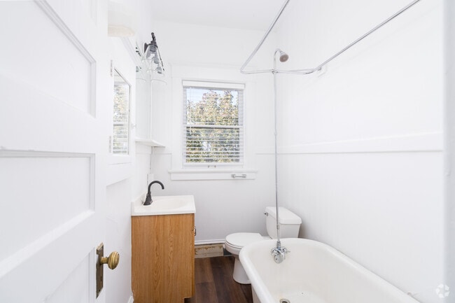 0BR, 1BA - 406SF - Bathroom