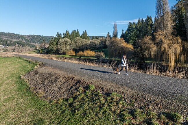 Kelso features a paved bike path that parallels the railroad tracks and Cowlitz River.