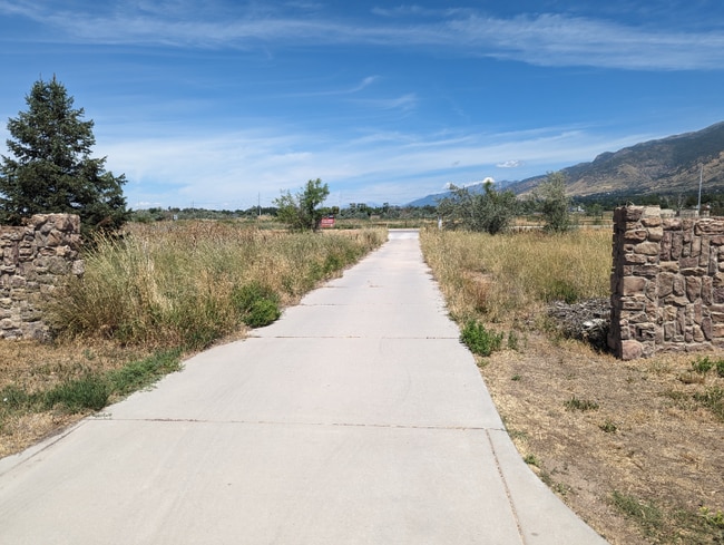 1267 W Burke Ln, Farmington, UT 84025 - photo 3