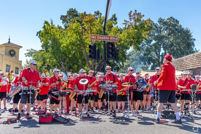 The Lafayette Art & Wine Festival is organized every year in September.