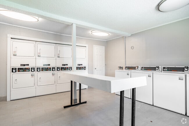 2BR, 2BA - 906SF - Laundry Center