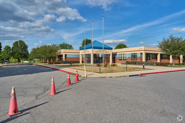Paramount Elementary School serves families and students in Washington County.