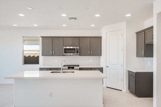 17184 W Saddle Horn Trail, Surprise, AZ 85387 - photo 2