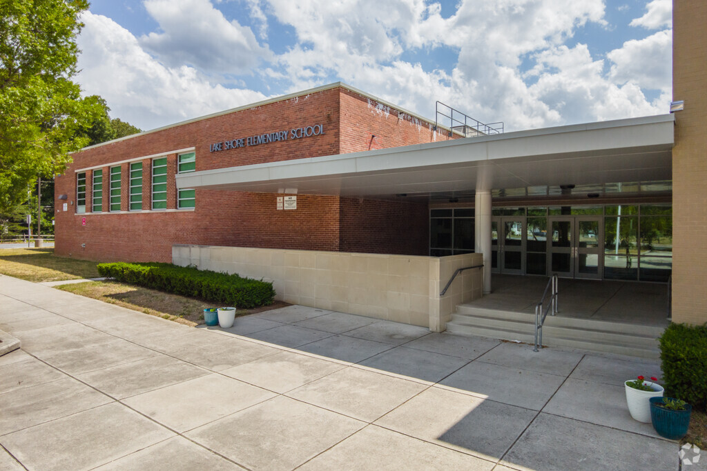 Entrance to Lake Shore Elementary School.