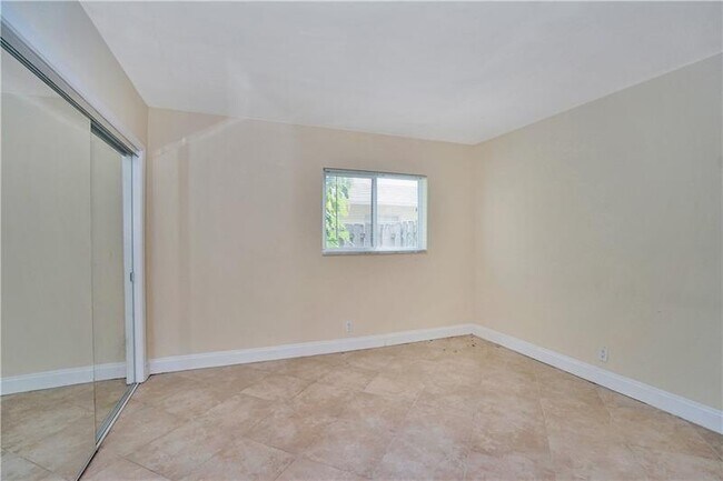1424 Holly Heights Dr unit 5, Fort Lauderdale, FL 33304 - photo 6