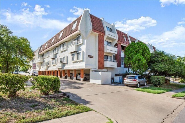 Sunchase unit 302, Austin, TX 78705 - photo 2