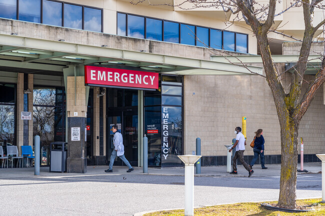 The Valley hospital is located only a few minutes from the Mirabeau neighborhood.