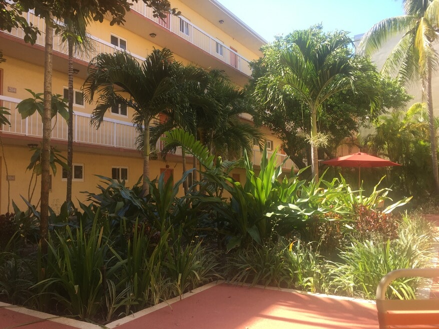 7800 Camino Real unit Village of Kings Cre, Miami, FL 33143 - photo 1