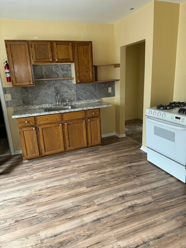 11603 Mitchell St unit 1F, HamtraMcK, MI 48212 - photo 6