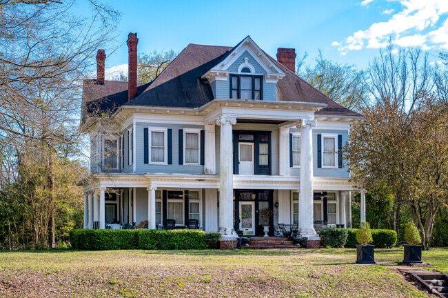 Large single-family homes are available in Midfield, AL.