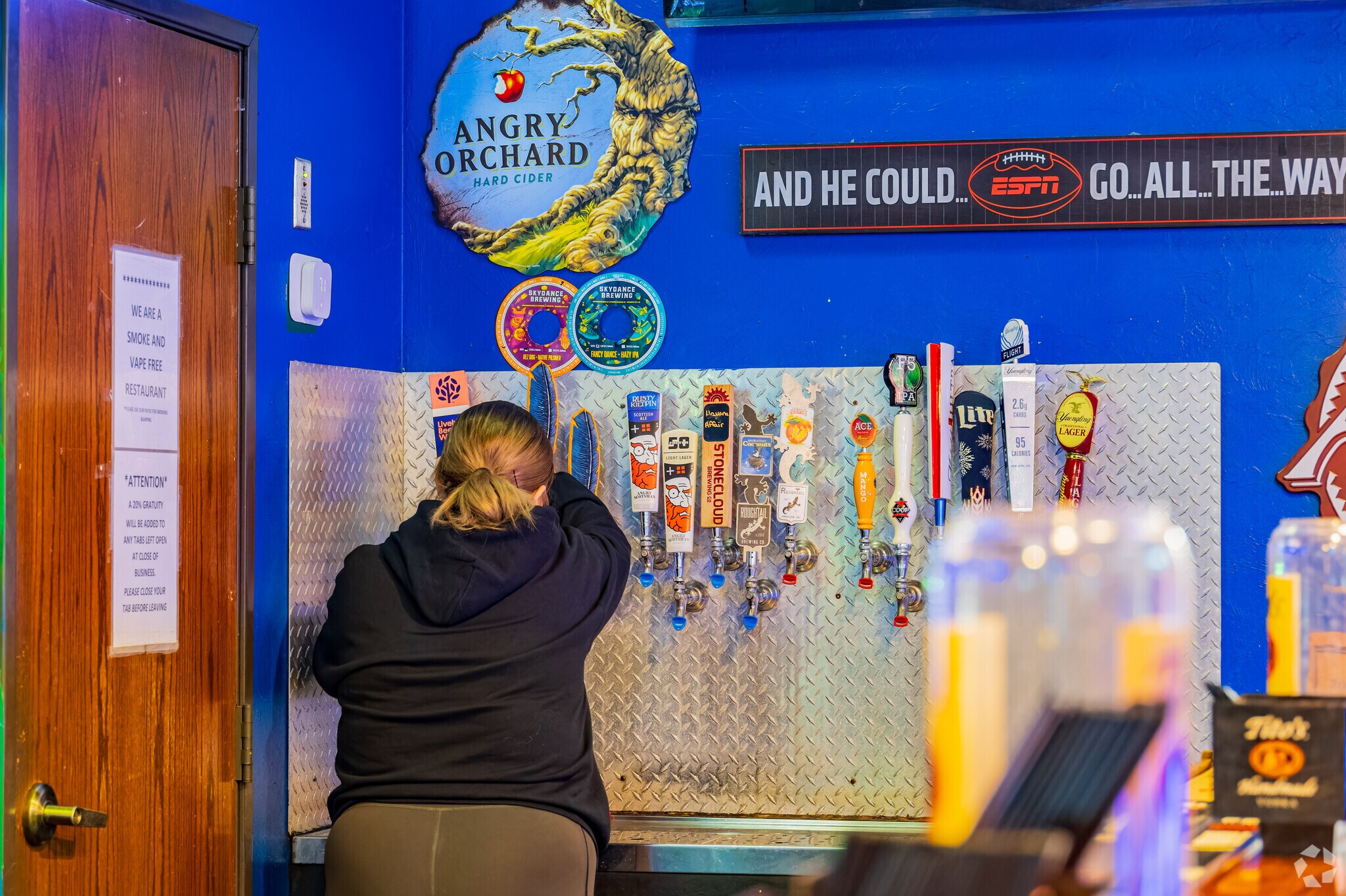 You can enjoy beer in Charlies Sports Grill at Choctaw.