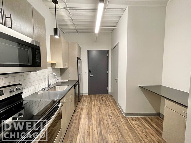 951 W Dakin St unit 2, Chicago, IL 60613 - photo 3