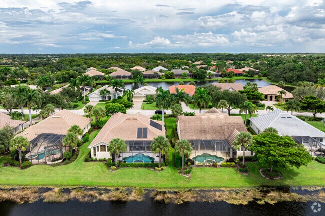 Most single family homes in Verandah have backyards with swimming pools and scenic views.