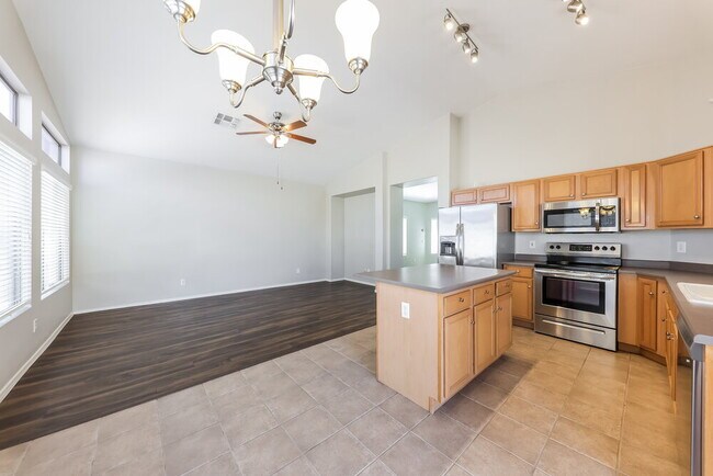 13426 W Crocus Dr, Surprise, AZ 85379 - photo 7