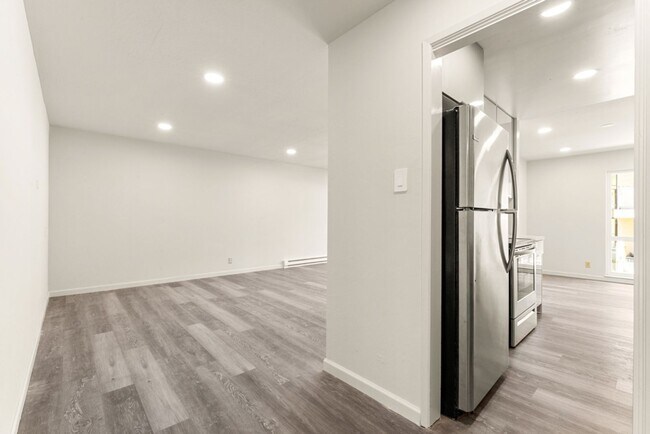 Carlmont Apartments - Entire Building Remodeled - 1 Month Free, No Pet Fee, Belmont, CA 94002 - photo 3