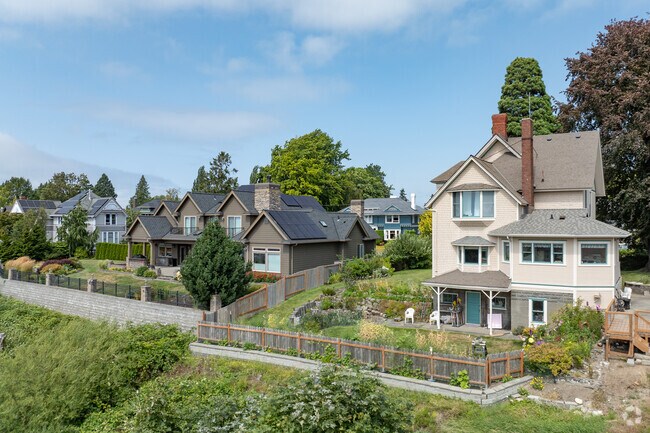 Eldridge Avenue homes enjoy sunset views over City Center.