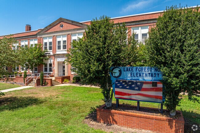 Lake Forest North Elementary School has a student teacher ratio of 13 to 1.