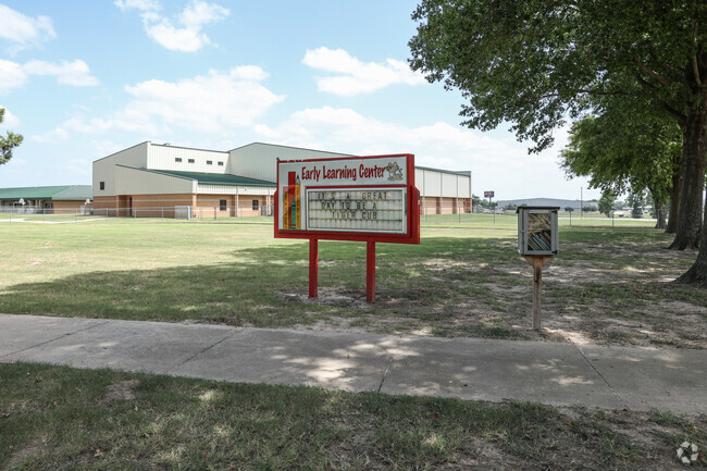 Fort Gibson Early Learning Center is part of the A+ rated Fort Gibson Public School district.