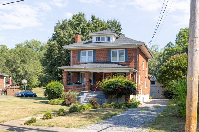 Many varieties of the American Foursquare style homes in Preston Park appeal to many.