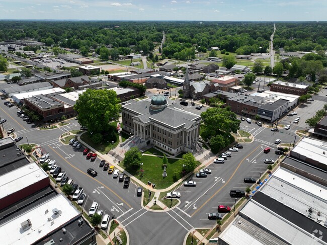 A great view of the Downtown Square and Courthouse in the Athens neighborhood.