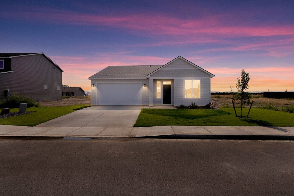 402 Amberly Ave, Grandview, WA 98930 - photo 1