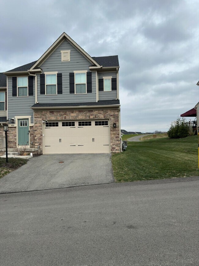 4000 Kapalua Ln, Jeannette, PA 15644