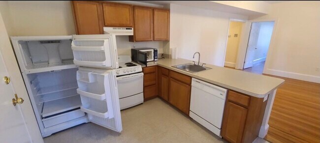 881 Massachusetts Ave unit 44, Cambridge, MA 02139 - photo 2