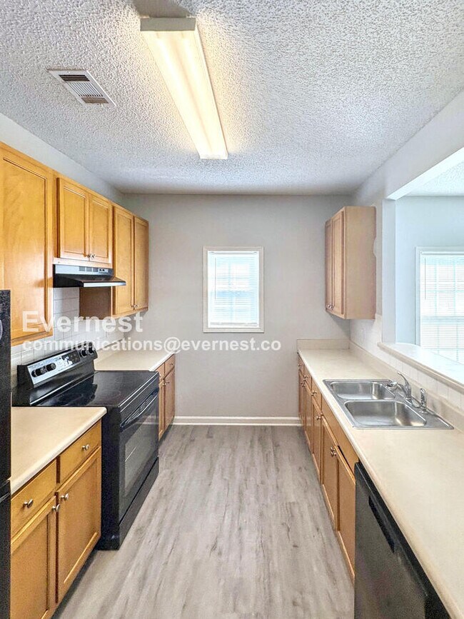 8622 Thomas Rd, Riverdale, GA 30274 - photo 2