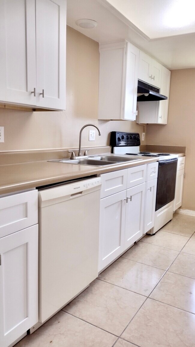 1348 W Evans Cir unit B, Deltona, FL 32725 - photo 3