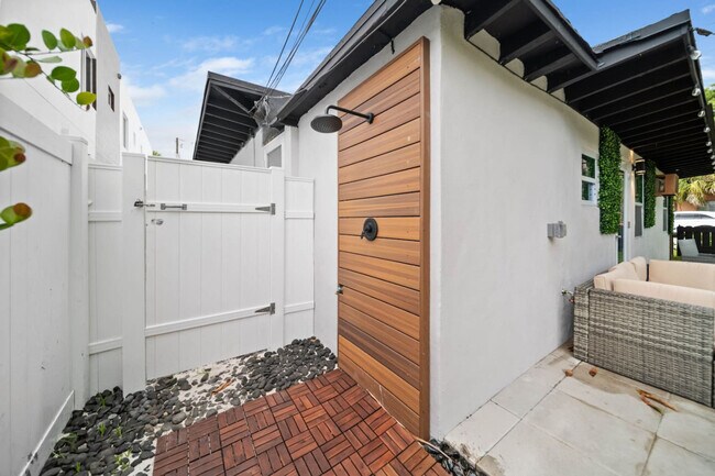 1416 NE 9th St unit ID1369655P, Fort Lauderdale, FL 33304 - photo 7