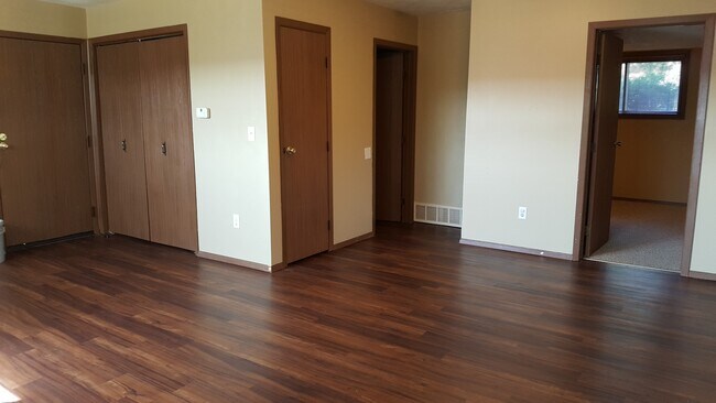 929 East Ave N unit Apartment 4, Onalaska, WI 54650 - photo 6