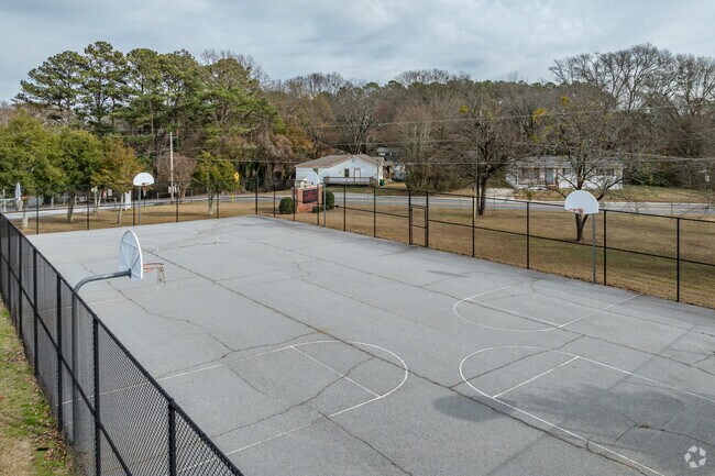 Fountain Elementary School has basketball courts.