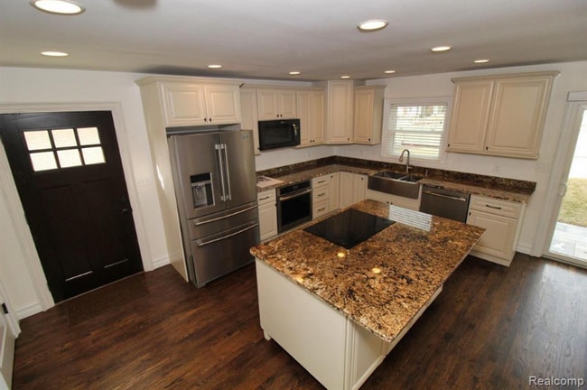 37752 Huron Pointe Dr, Harrison Township, MI 48045 - photo 2