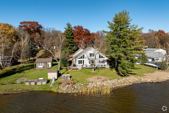 There are many lakeside houses throughout Linwood.