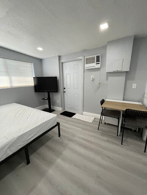 3101 N 66th Ave unit Studio, Hollywood, FL 33024 - photo 1