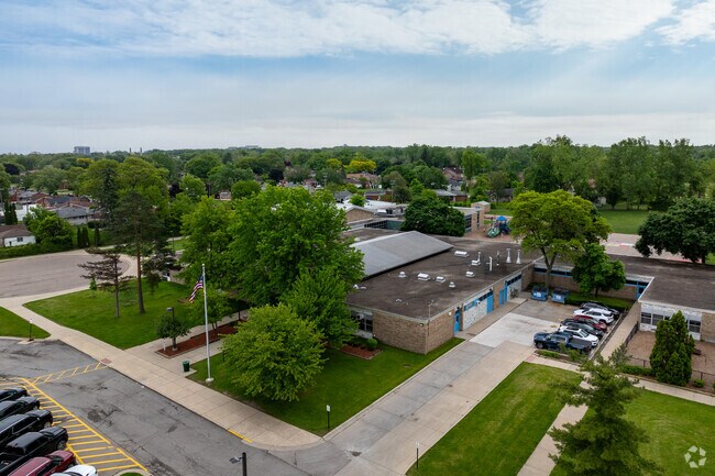 River Oaks Elementary School serves kids in grades PK, K-5.